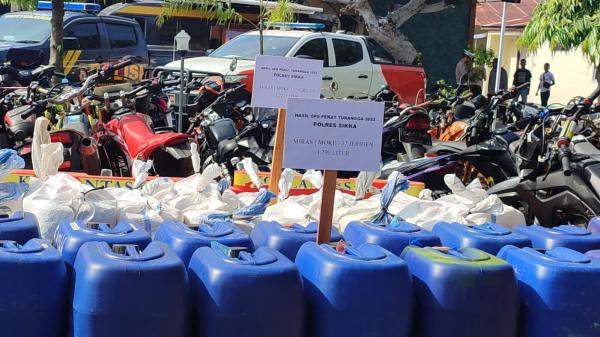 Jelang Natal dan Tahun Baru, Polres Sikka Musnahkan Ribuan Liter Miras dan Ratusan Knalpot Racing
