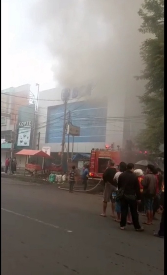 Bangunan Lantai Dua Bank Central Asia (BCA) di Pasar Lama Kota Serang Banten Ludes Terbakar