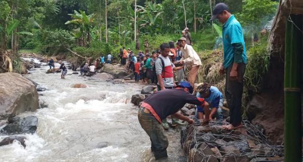 Pasca Banjir, Pemdes Ciwangi dan Warga Gotong Royong Pasang Bronjong