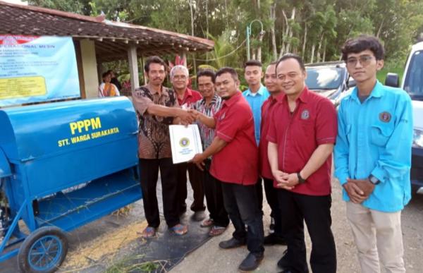 P2M STT Warga Surakarta Serahkan Bantuan Alat Perontok Padi