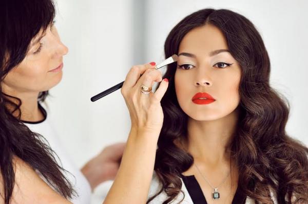4 Makeup Dekoratif Buat Mendukung Penampilan Wanita Modern serta Dinamis