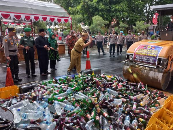 Jaga Kamtibmas Selama Natal dan Tahun Baru, Polres Grobogan Musnahkan 2.045 Botol Miras