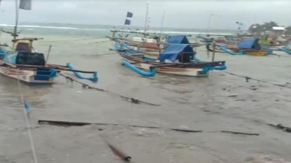 3 Hari Gelombang Tinggi Hantam Pantai Ujunggenteng Sukabumi, 40 Perahu Nelayan Rusak 