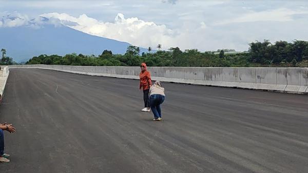 Bangga Punya Tol Baru, Warga Sukabumi Asyik Selfi di Jalan Tol Bocimi Seksi 2 yang Dibuka Hari Ini