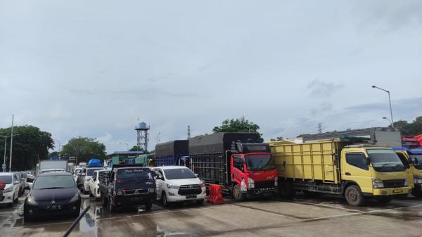 Ribuan Penumpang Padati Pelabuhan Tanjung Kalian Sejak Posko Nataru Dibuka