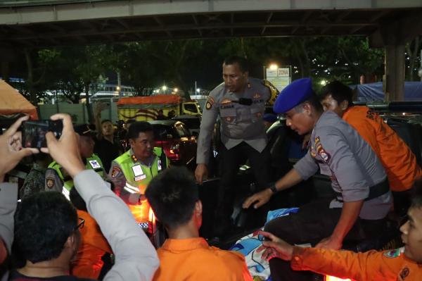 Terjadi Laka Laut di Pelabuhan Merak, Kapolres Cilegon Polda Banten Sigap Bantu Evakuasi