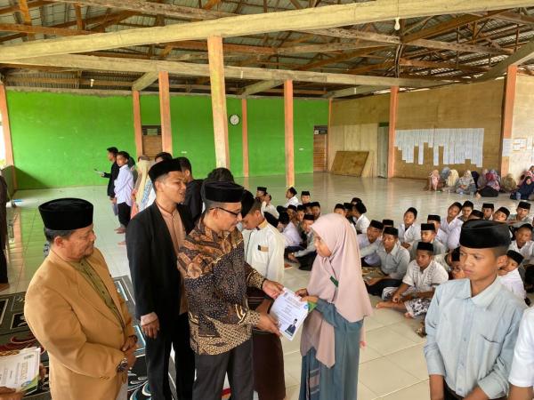 Haji Uma Serahkan Sertifikat Beasiswa PIP secara Simbolis di Aceh Singkil