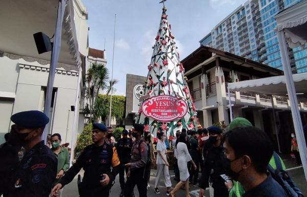 Pastikan Ibadah Malam Natal Aman, Tim Brimob Polda Jabar Sterilisasi Gereja di Bandung