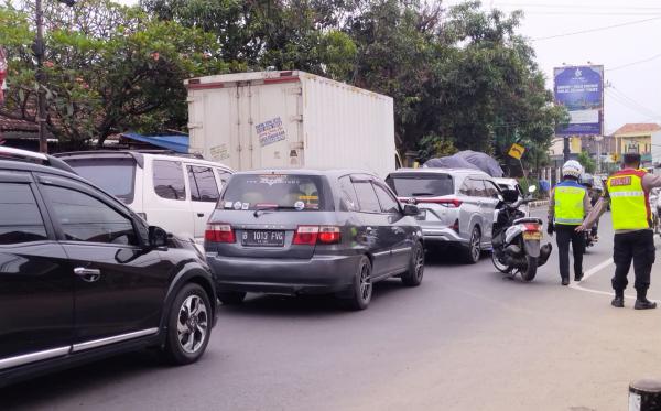 18.061 Kendaraan Masuk ke Jalur Nasional III Limbangan Garut Polisi Berlakukan One Way