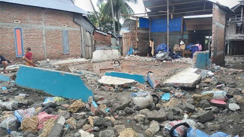 6 Rumah Hancur karena Gelombang Tinggi, Warga di Malunda Mengungsi