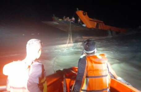 Kapal Rusak Diterjang Ombak di Perairan Utara Semarang, 12 Penumpang Berhasil Dievakuasi