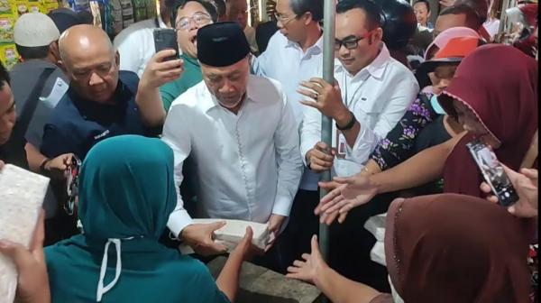 Sidak Pasar, Mendag Zulhas Borong Tempe di Ponorogo