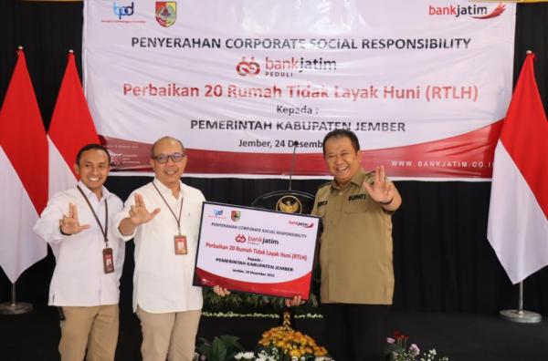 Bank Jatim Serahkan Bantuan CO Working Space dan Rehabilitasi Rumah