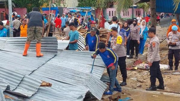Petugas Gabungan Bersihkan Puing Lapak Pedagang di Baubau yang Rusak Diterjang Ombak