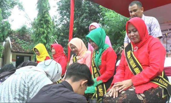 Kegiatan Anak Basuh Kaki Ibu di Semarang Diwarnai Tangis dan Haru