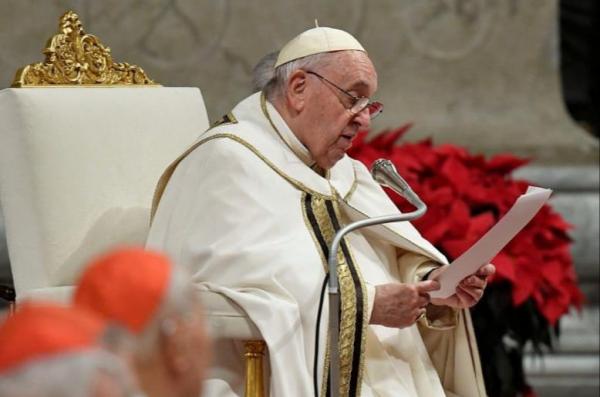 Pimpin Misa di Malam Natal, Paus Fransiskus Prihatin Penderitaan Akibat Perang