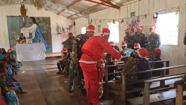 Personil Satgas Yonif R 303/SSM Pos Wuloni Jadi Santa Claus Berbagi Kebahagiaan