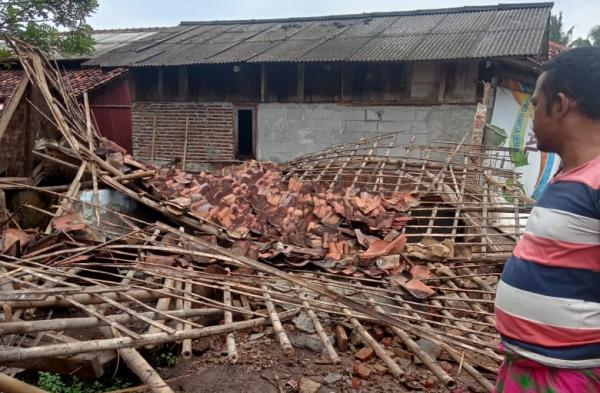 Akibat Intensitas Hujan Tinggi Semalaman! Rumah Warga di Desa Mekarsari Serang Ambruk