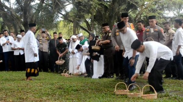 Masyarakat Aceh Hadiri Peringatan 18 Tahun Tsunami Aceh dengan Zikir, Ziarah dan Tabur Bunga