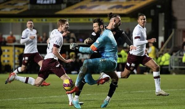 Cedera Horor! Kiper Klub Heart of Midlothian Liga Skotlandia Alami Dislokasi Kaki