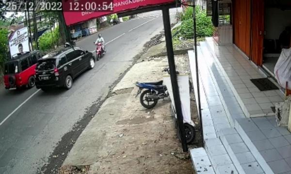 Tabrakan Daihatsu Xenia vs Honda Beat di Cibanjaran Tasikmalaya Terekam CCTV