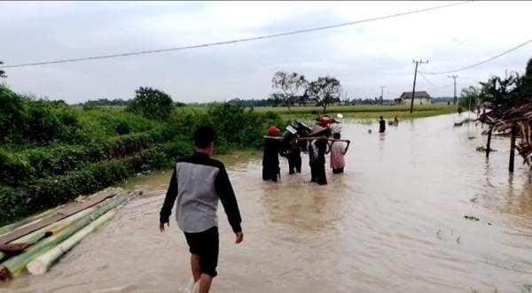 Banjir di Pandeglang 7 Desa Terdampak, Warga Terpaksa Menyebrangi Air  Panggul Motor