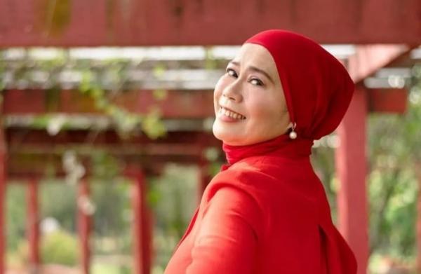 BREAKING NEWS Kabar Duka dari Dewi Yull: Mata Kanan Alami Kebutaan Akibat Minus Tinggi