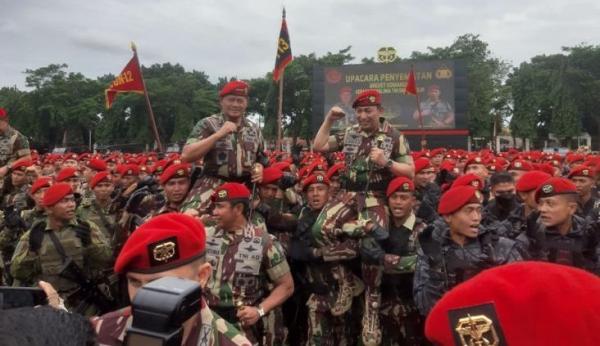 Danjen Kopassus Sematkan Baret Merah, Brevet dan Pisau Komando kepada Panglima TNI dan Kapolri