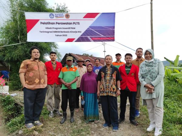 Warga Desa Sajen Lebih Dekat dengan PLTS Melalui Pelatihan dari UNTAG Surabaya