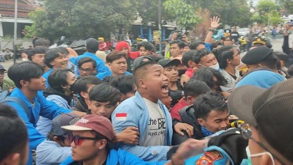 1 Mahasiswa Terluka usai Bentrok dengan Polisi saat Unjuk Rasa di DPRD Kota Sukabumi 