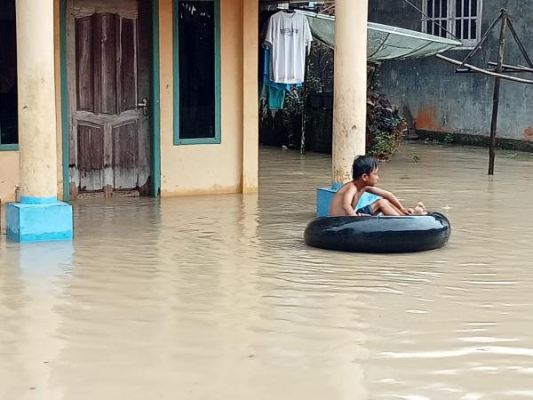 Tanggul Cilemer Meluap, Ribuan Warga Idaman Patia Terkurung Banjir