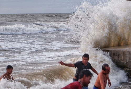 BNPB: Hindari Berlibur di Pantai dan Air Terjun, Cuaca Ekstrem Jelang Tahun Baru