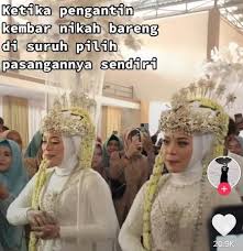 Perempuan Kembar Gelar Pernikahan Bareng, Netizen: Mirip Banget!