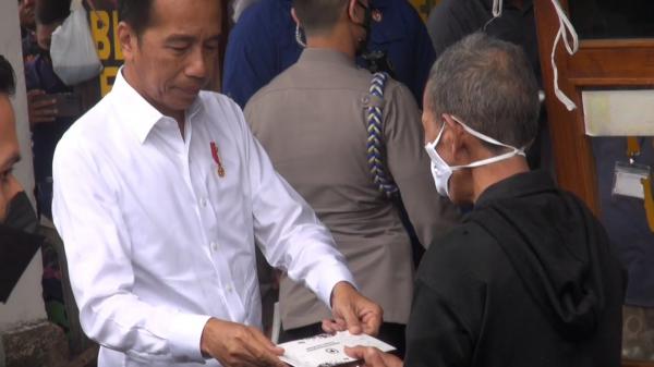 Kunjungi Pasar Tradisional Subang, Presiden Jokowi Bagikan Sembako hingga Uang Tunai
