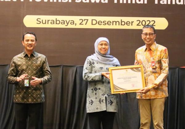 Pemprov Jatim dan BPJS Ketenagakerjaan Serahkan Paritrana Award 2022