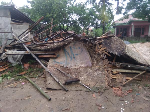 Hujan dan Angin Kencang Robohkan 1 Rumah di Karawang