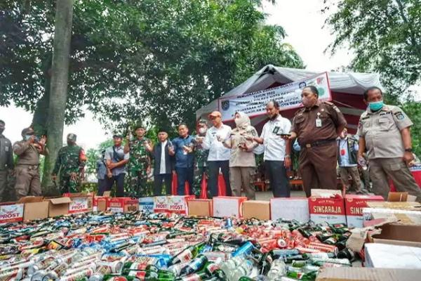 Musnahkan Ribuan Botol Miras, Wakil Wali Kota Depok: Ini Bukan Basa-basi!