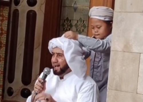 Sorban Habib Syech yang Sedang Pimpin Sholawatan Dirapikan Seorang Anak Berkebutuhan Khusus