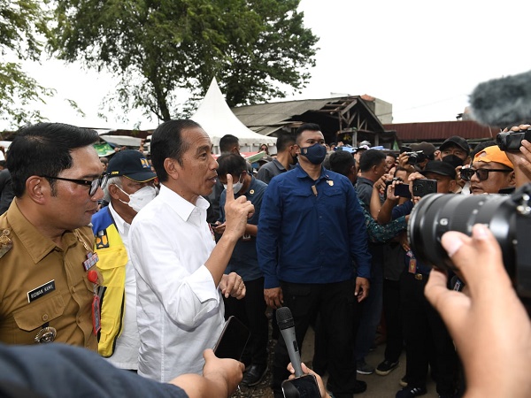 Meniru Negara Lain, Jokowi Larang Jual Rokok Eceren Demi Kesehatan