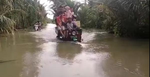 Jasa Ojek Tosa Raup Rezeki saat Banjir di Pandeglang Banten
