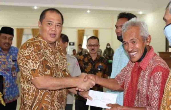 Salut, Pemerintah Kabupaten Karanganyar Serahkan Bansos Terdampak Bencana