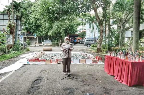 Akhir Tahun 2022 Satpol PP Kota Depok Musnahkan 1.901 Botol Miras