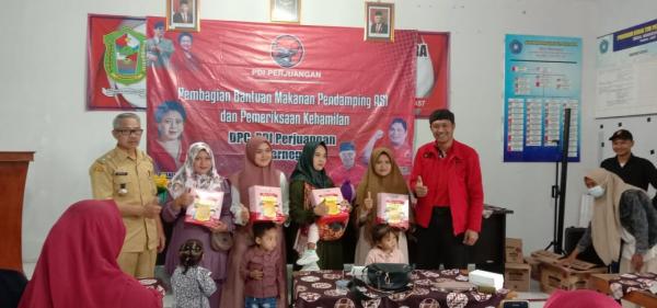 Cegah Stunting, PDIP Banjarnegara Bagikan Ratusan Paket MPASI