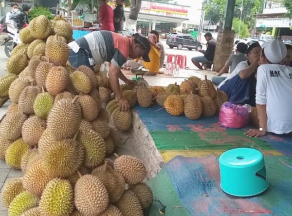 Wow! Jelang Liburan Tahun Baru, Penjual Durian di Alun-alun Pemalang Ramai Pembeli