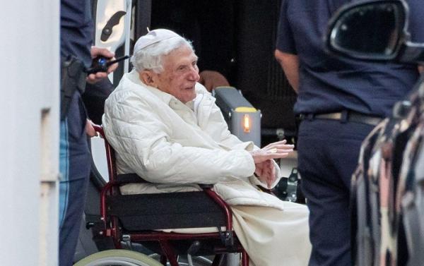 Sakit Parah, Paus Fransiskus Meminta Doa untuk Paus Emeritus Benediktus XVI