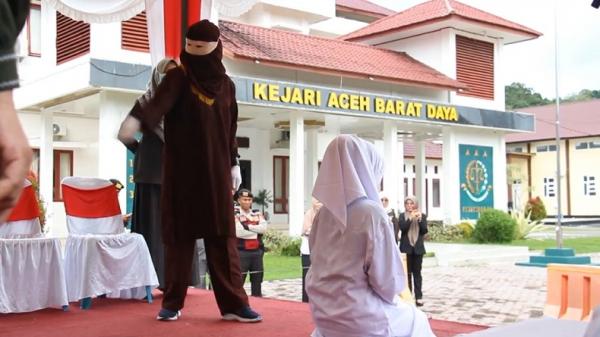 Pria Hidung Belang dan 2 Wanita PSK di Hukum Cambuk 100 Kali di Aceh