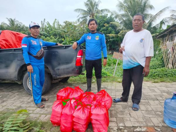 Dinas Sosial Salurkan Ratusan Nasi Kotak kepada Warga Terdampak Banjir di Muaragembong