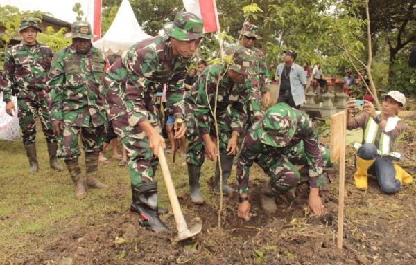 Danrem 074 Tanam 10.000 Pohon di Bantaran Sungai Bengawan Solo untuk Meningkatkan Pembinaan Lingkung