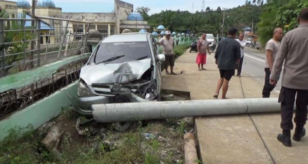 Diduga Sopir Mengantuk, Mobil Tabrak Tiang Listrik Hingga Tumbang