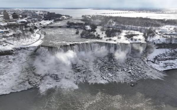 Saking Dingin, Air Terjun Niagara Beku Jadi Es